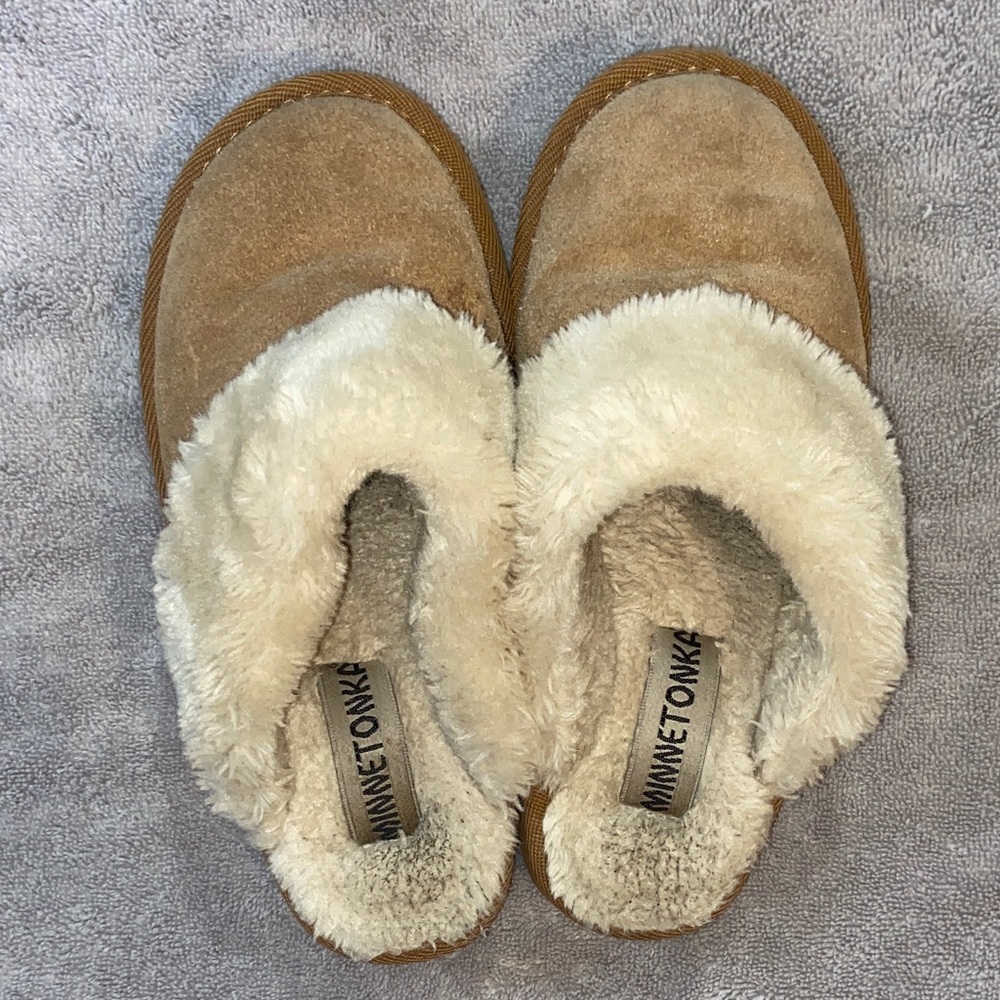 Minnetonka Women's Cozy Tan and Cream Slippers